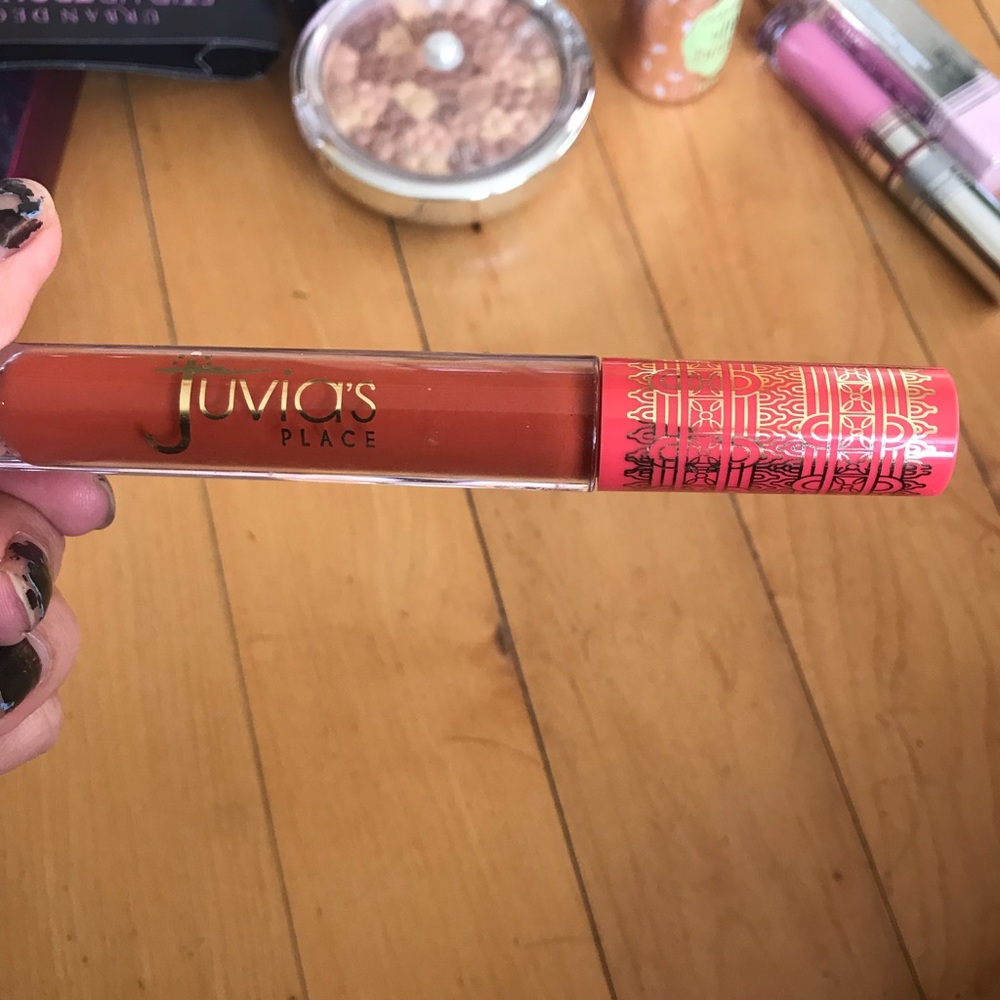 Juvias place lipstick